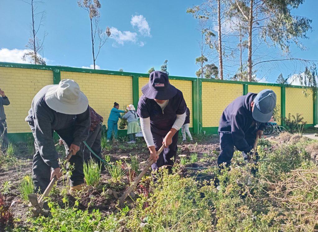 Los integrantes de nuestro Centro de Atención Residencial de Huancavelica sembraron hortalizas y plantas aromáticas