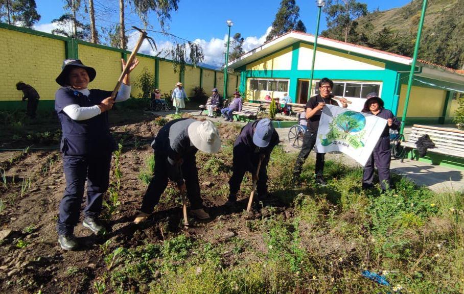 Los integrantes de nuestro Centro de Atención Residencial de Huancavelica sembraron hortalizas y plantas aromáticas