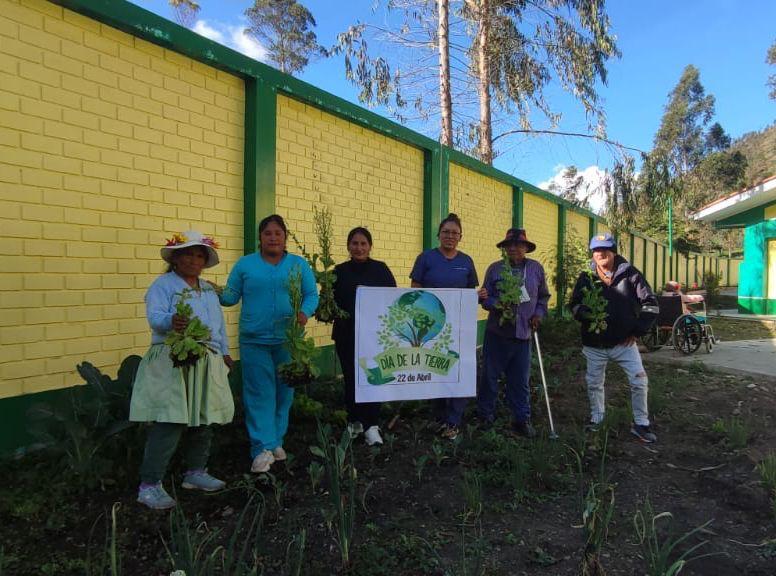 Los integrantes de nuestro Centro de Atención Residencial de Huancavelica sembraron hortalizas y plantas aromáticas