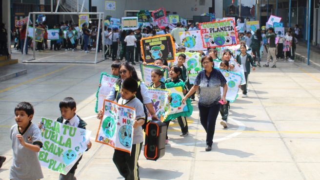 Pasacalle de alumnos de la I.E. N°033 Virgilio Espinoza Barrios