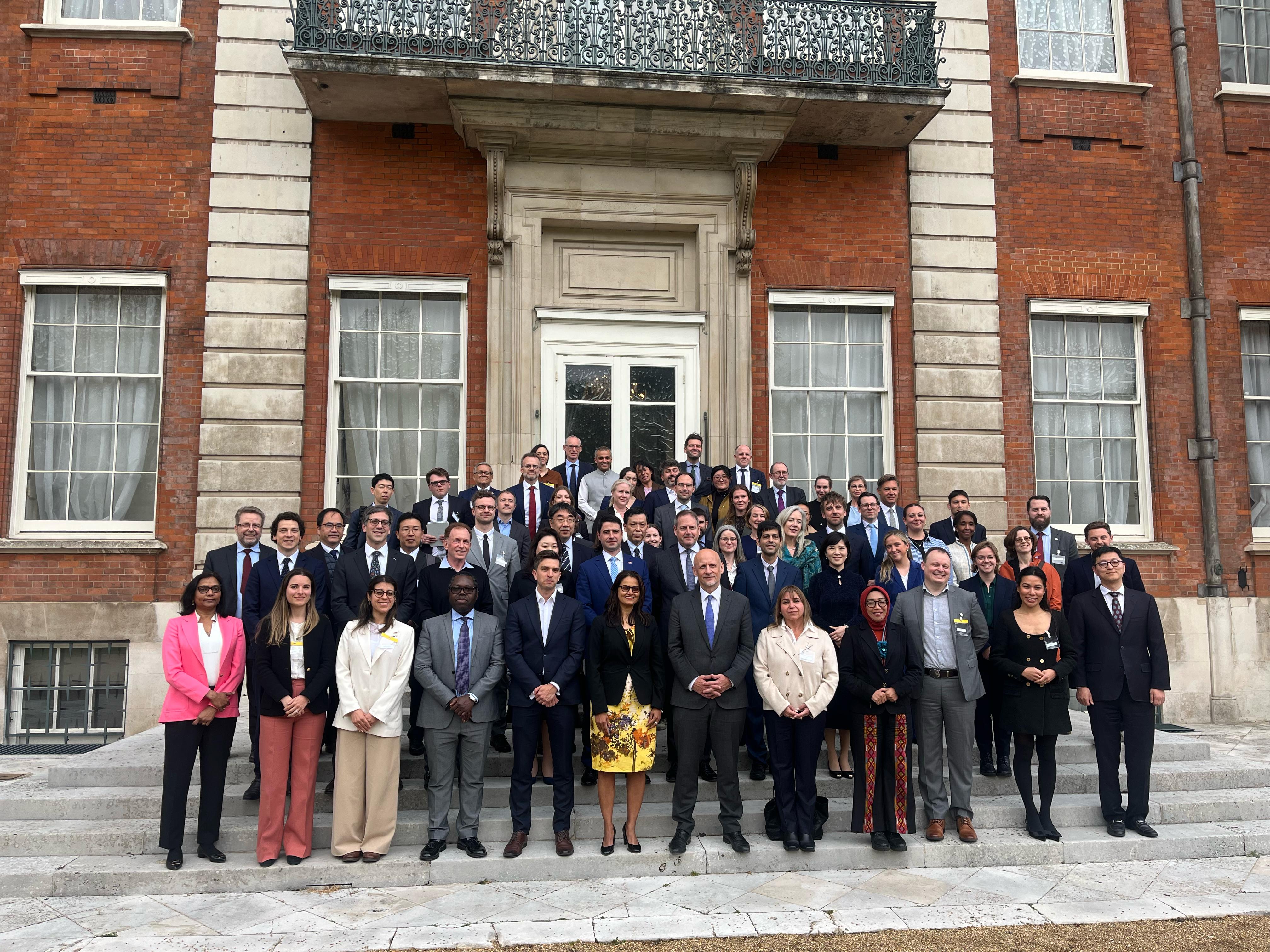 Foto grupal del IEA Global Critical Minerals Outlook 2025