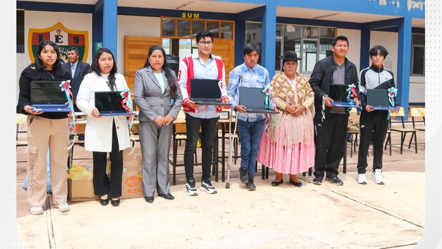 Moho impulsa la educación, Entrega de laptops y kits escolares a jóvenes estudiantes para motivar su éxito académico en 2025