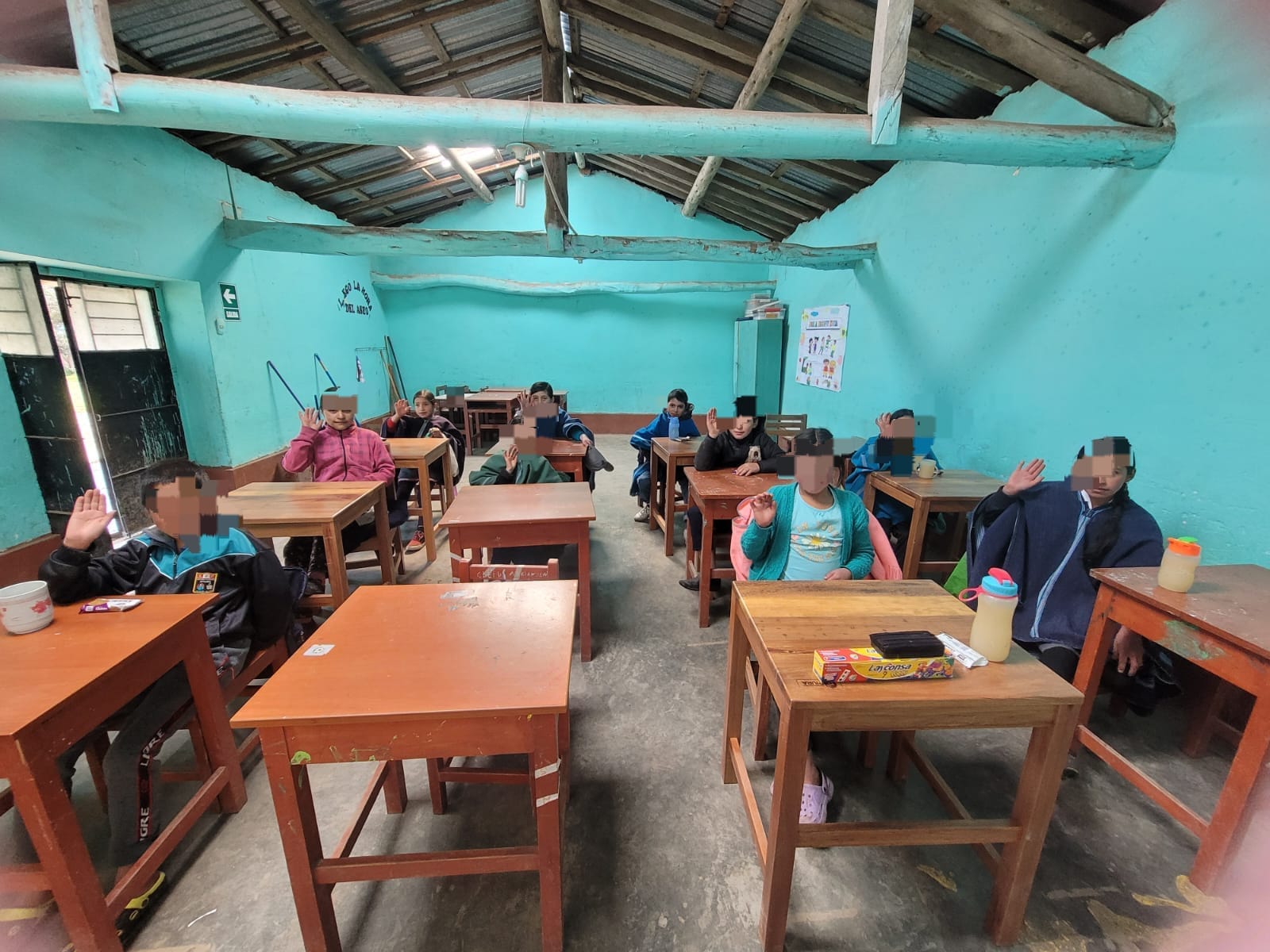 UGEL mejora distribución de mobiliario y entrega carpetas a 11 colegios de zonas alejadas de Huancabamba