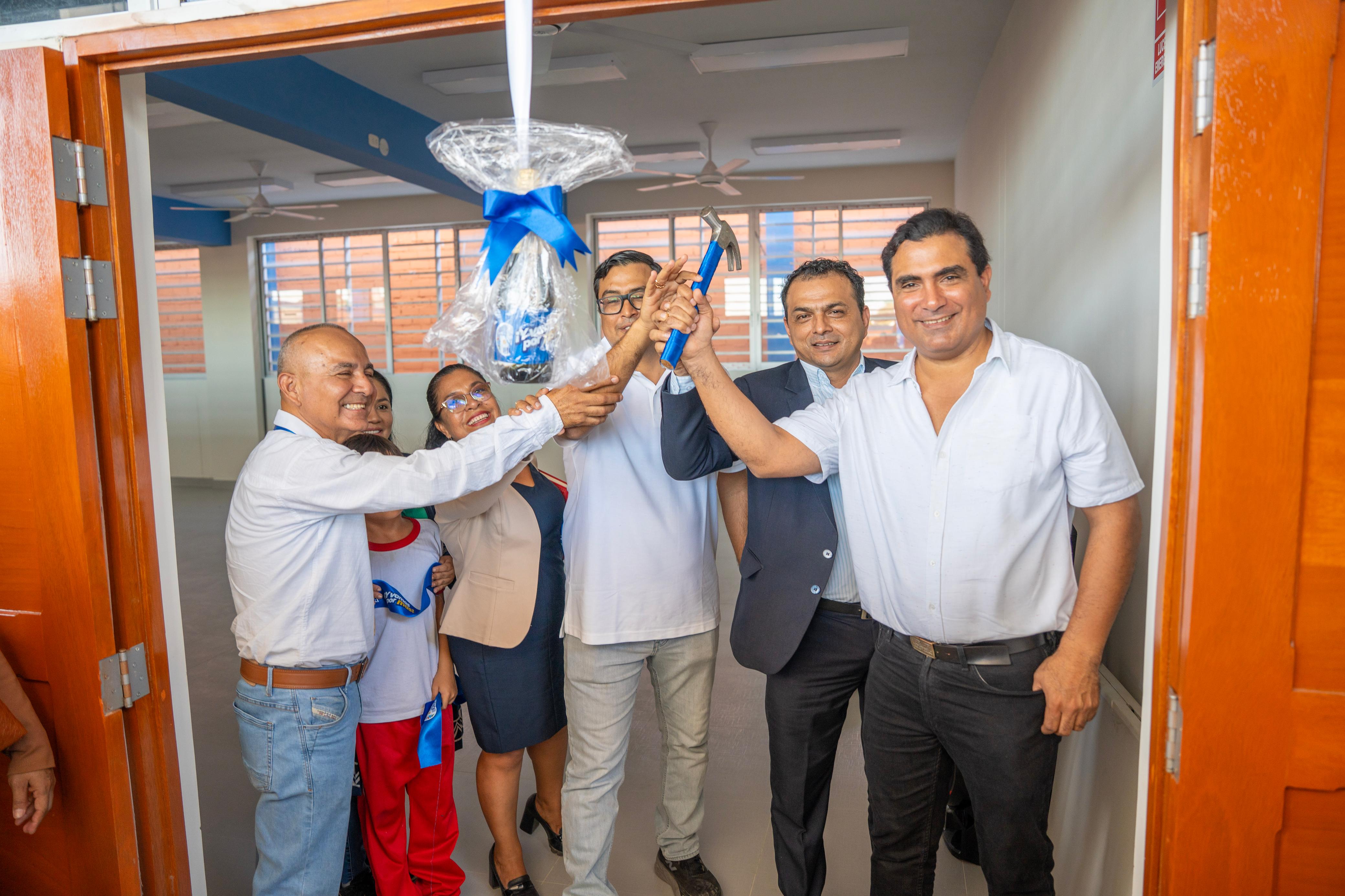Tras 54 años de espera gobernador Luis Neyra inaugura colegio Nuestra Señora de las Mercedes de Viviate-Paita
