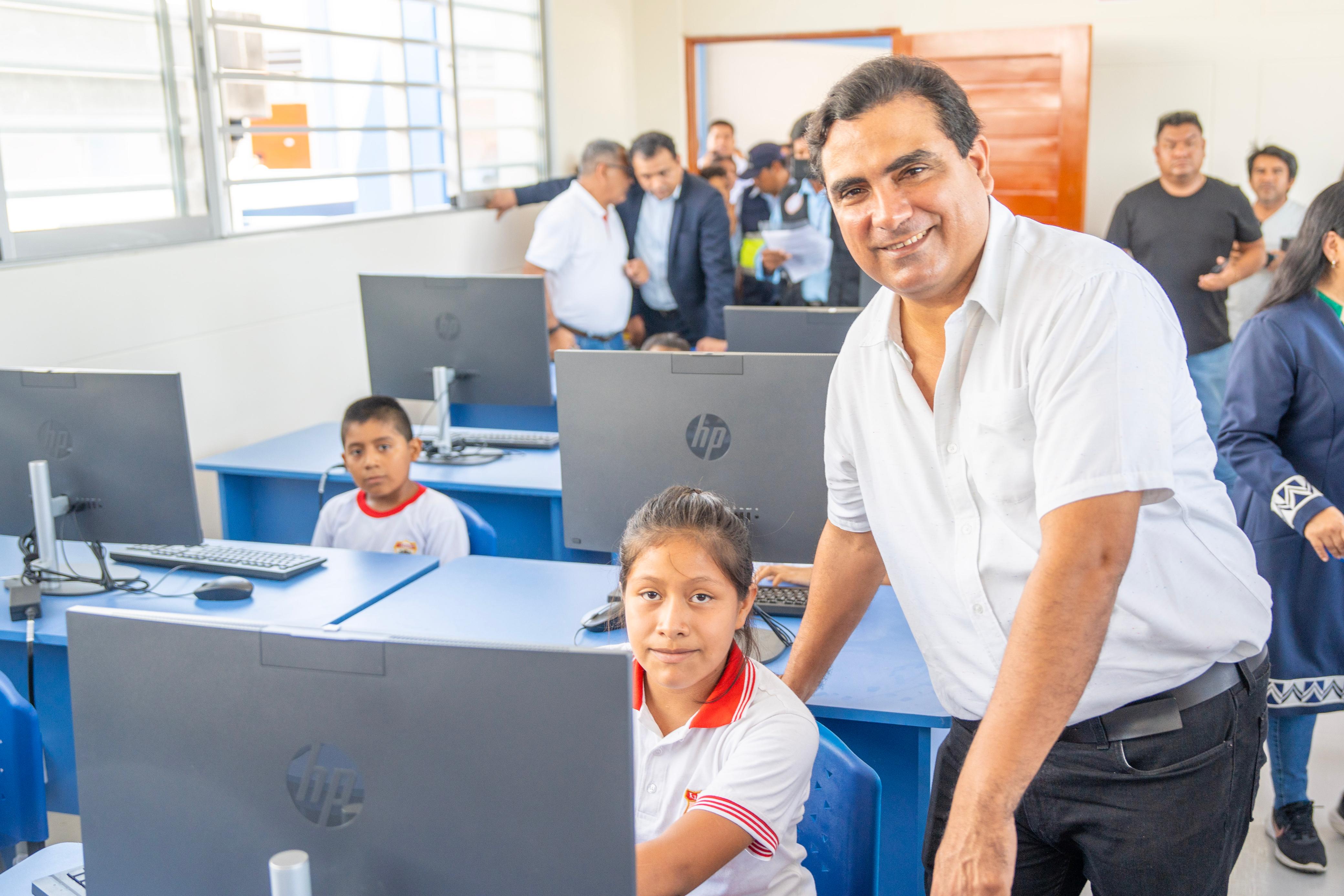Tras 54 años de espera gobernador Luis Neyra inaugura colegio Nuestra Señora de las Mercedes de Viviate-Paita