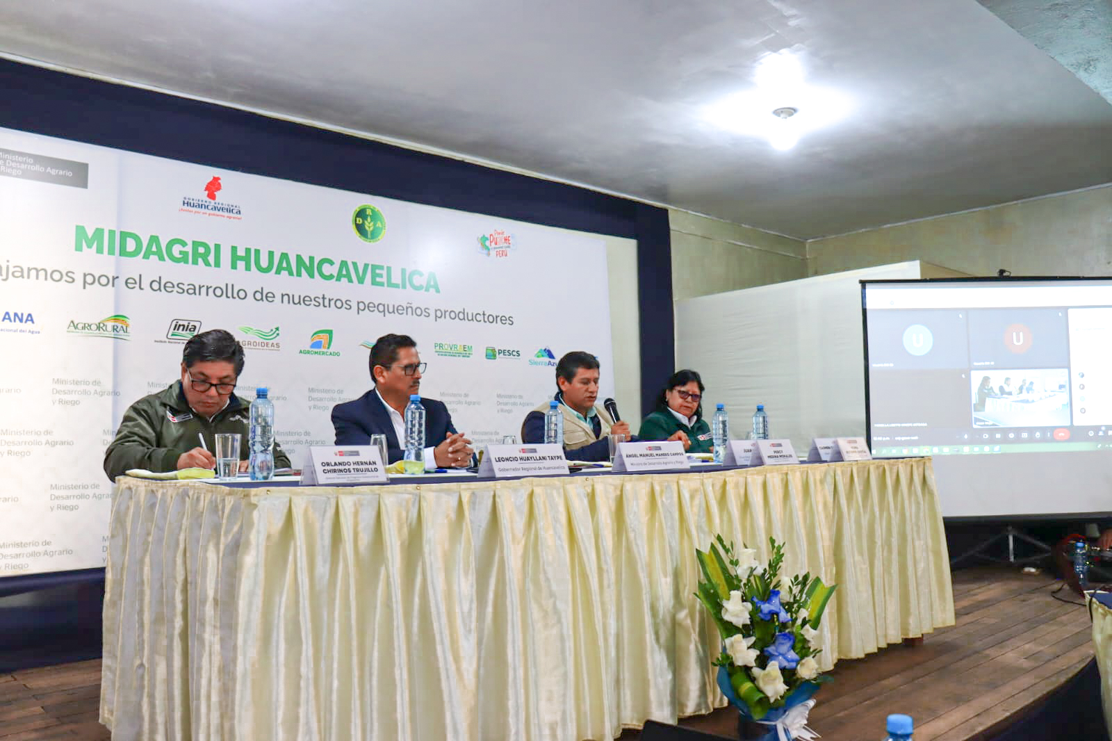 Mesa de honor del conclave entre la MRDLA, Gore Huancavelica y MIDAGRI.