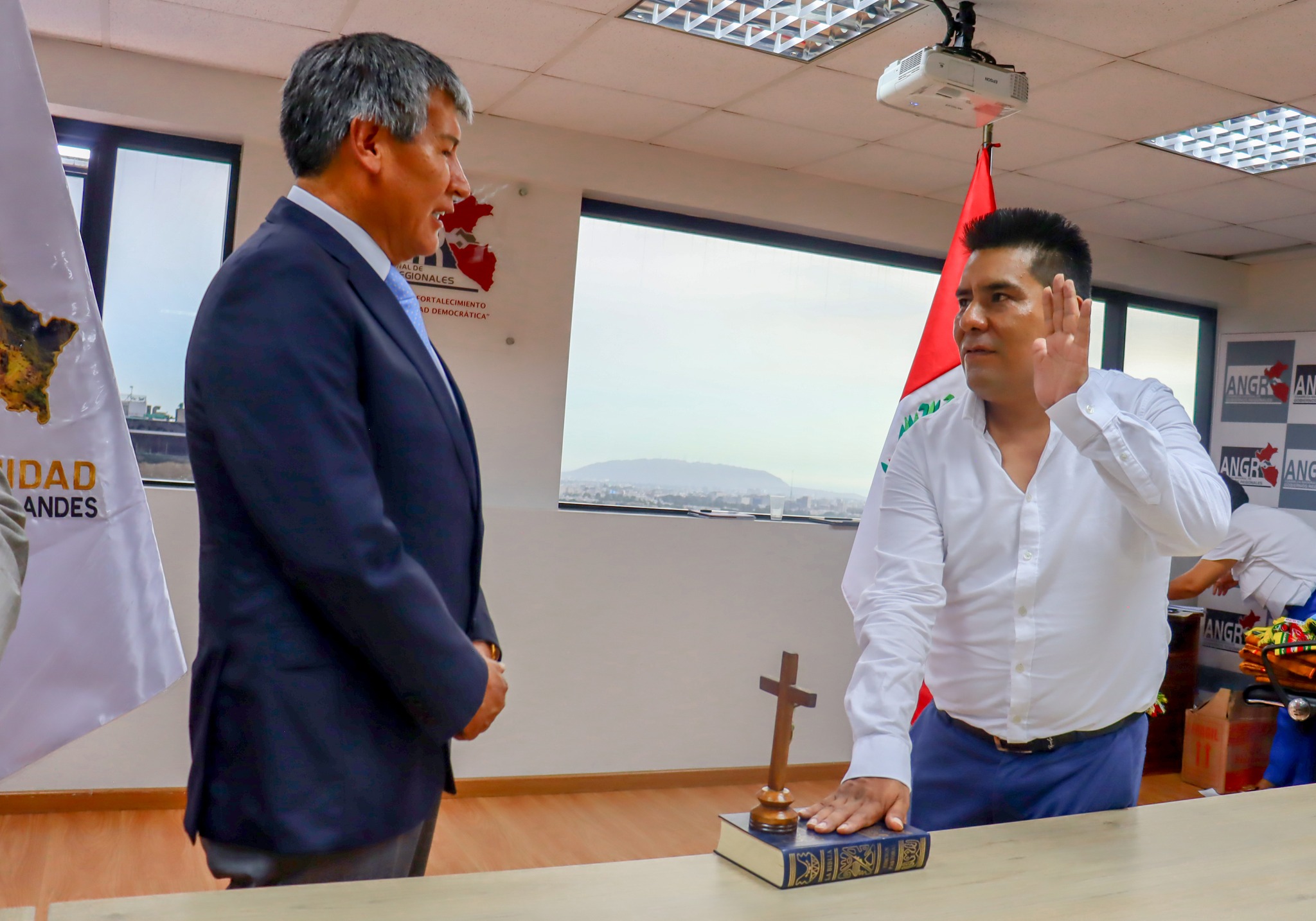 Juramentación del Gobernador Percy Godoy como presidente de la Mancomunidad 2025, realizada por el Gobernador Wilfredo Oscorima, presidente gestión 2024.