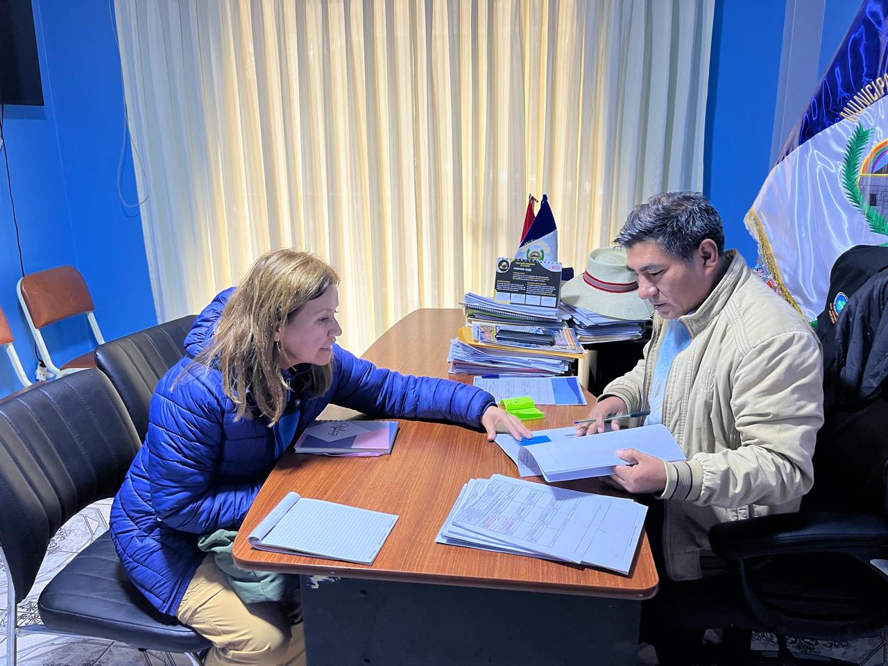 Gestora Social de la Mancomunidad Regional junto al Alcalde Provincial de Huaytará.