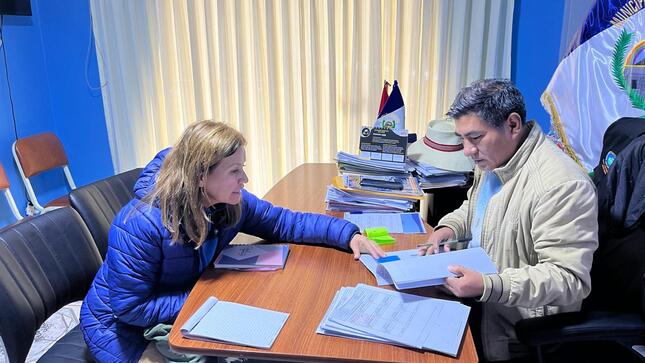 Gestora Social de la Mancomunidad Regional junto al Alcalde Provincial de Huaytará.