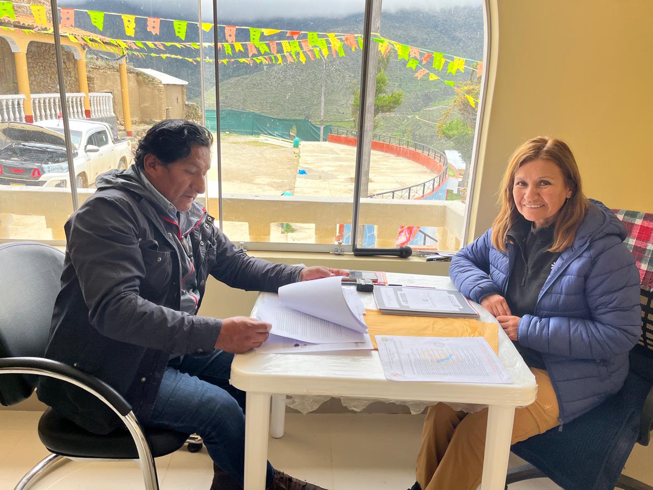Gestora Social de la Mancomunidad Regional junto al Alcalde distrital de Sangayaico.