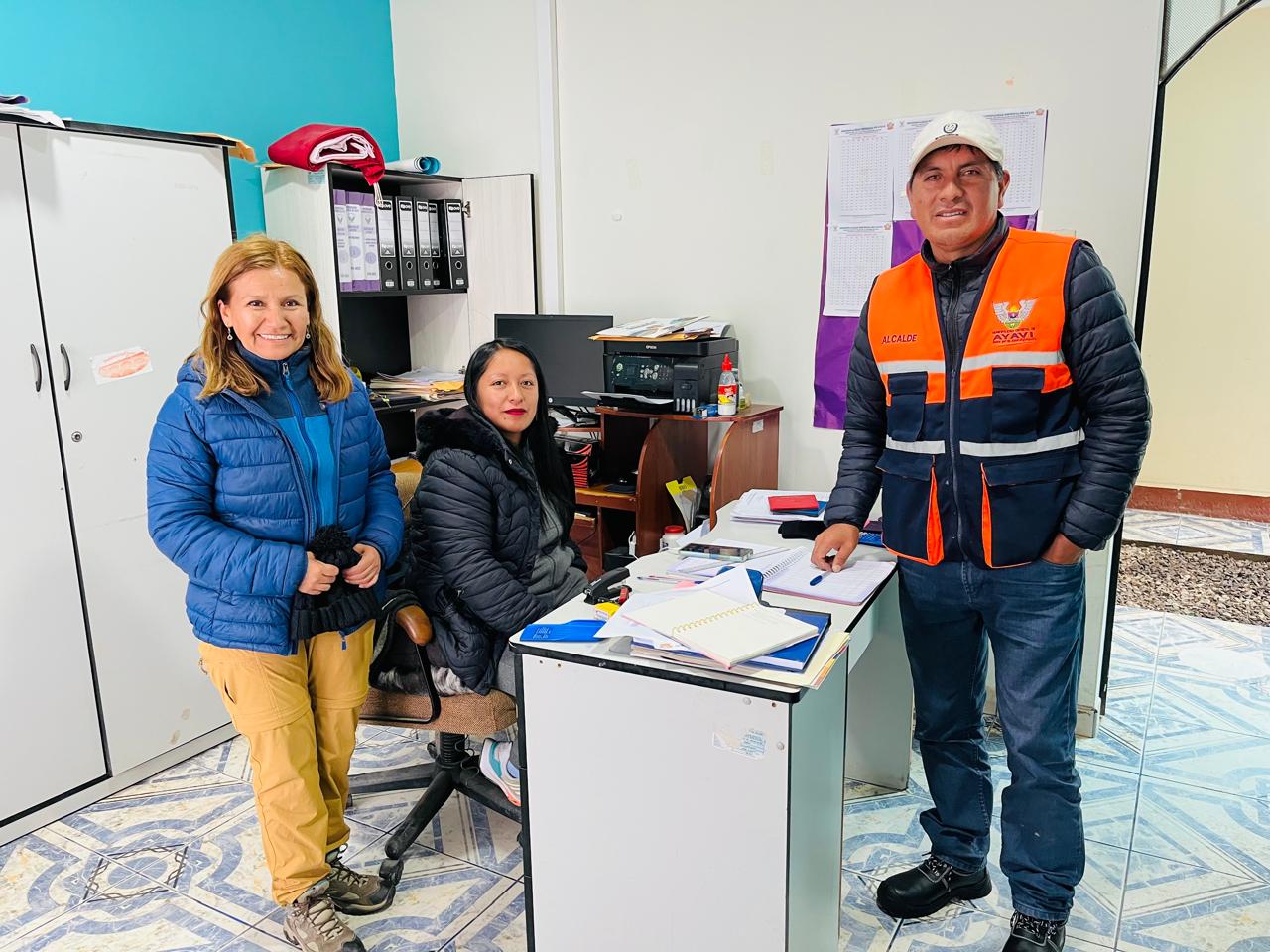 Gestora Social de la Mancomunidad Regional junto al Alcalde distrital de Ayaví.