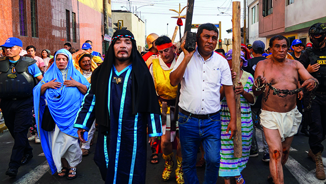 Escenificación del Vía Crucis a Cargo del "Cristo Cholo" Hacia la Cima del Cerro San Cristobal
