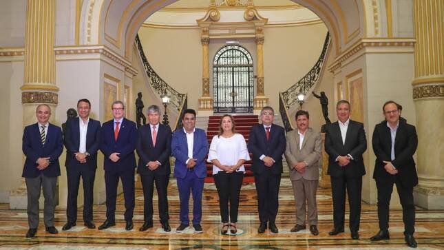 Fotografía protocolar, se encuentra la Presidente de la República, Dina Boluarte, junto a la cartera de Ministros; asimismo, Gobernadores Regionales de la Mancomunidad Regional de Los Andes.