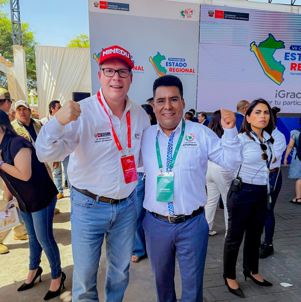 Fotografía del Presidente Ejecutivo de la MRDLA junto al Ministro de Educación.