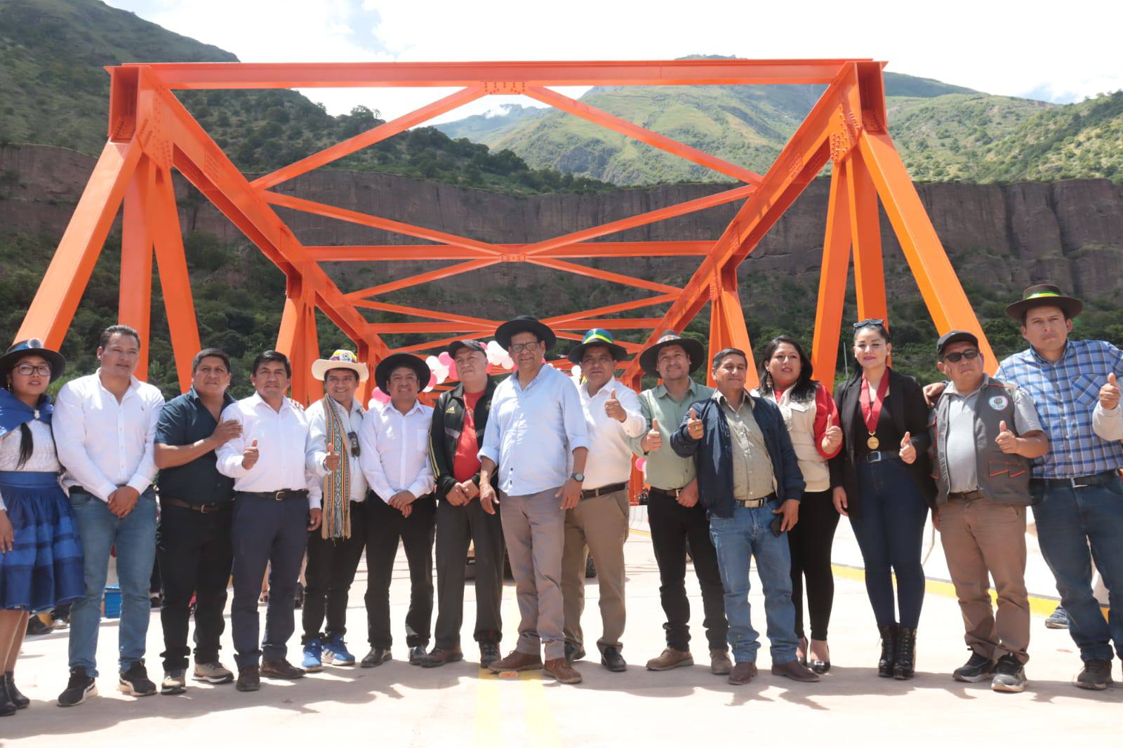 Fotografía del Director Ejecutivo de la MRDLA y alcaldes distritales de Chincheros - Apurímac.