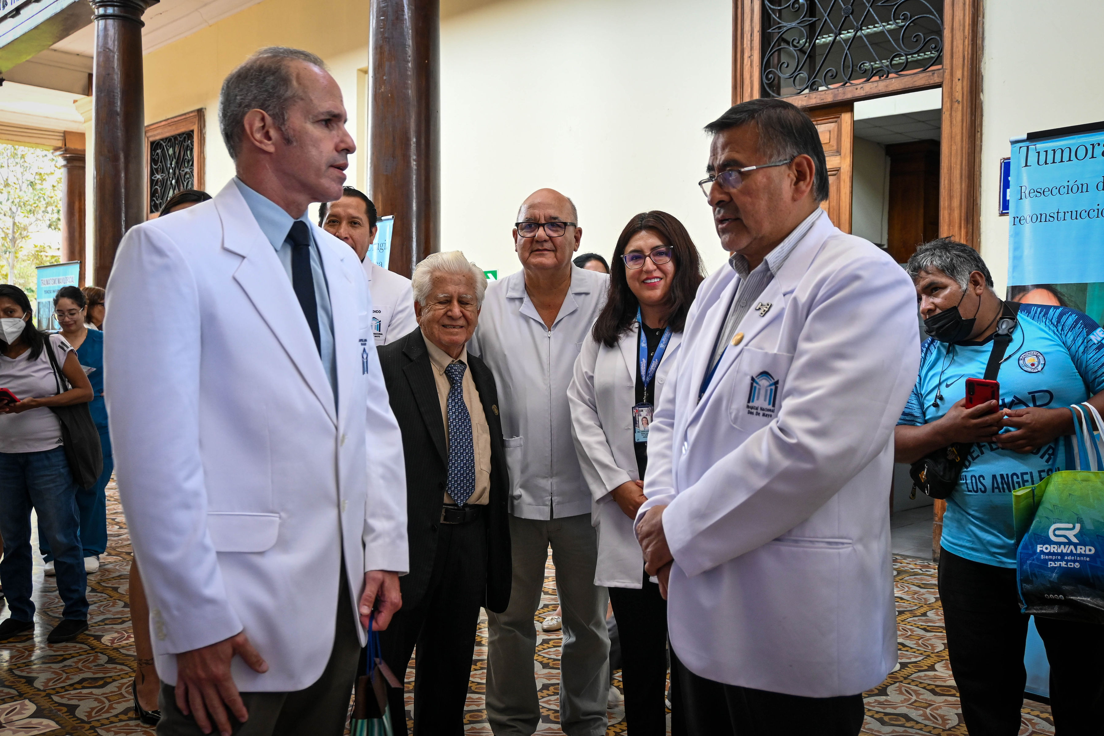 Servicio de Cabeza, Cuello y Maxilofacial conmemora su 40° aniversario con exposición de casos emblemáticos