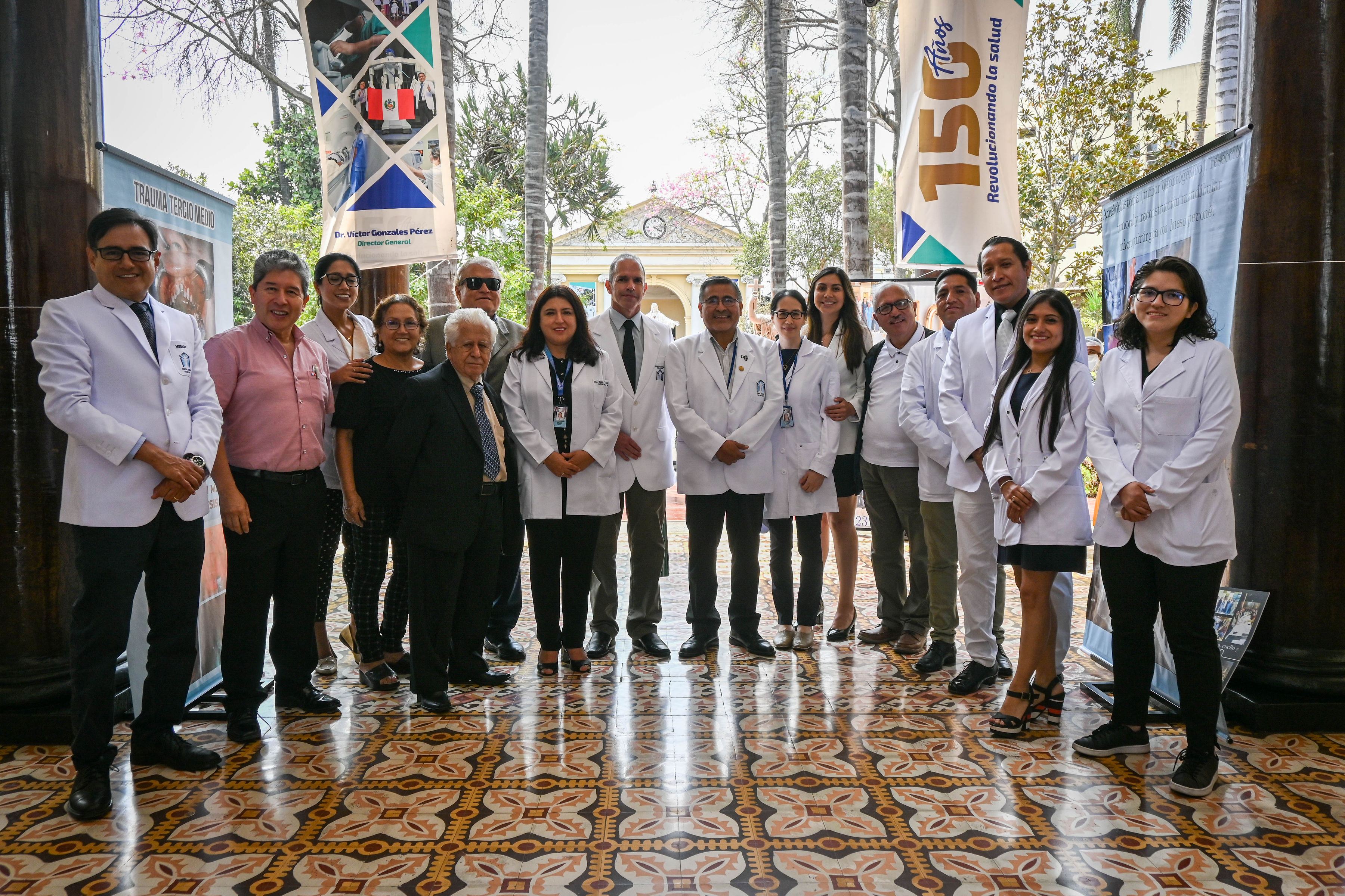 Servicio de Cabeza, Cuello y Maxilofacial conmemora su 40° aniversario con exposición de casos emblemáticos