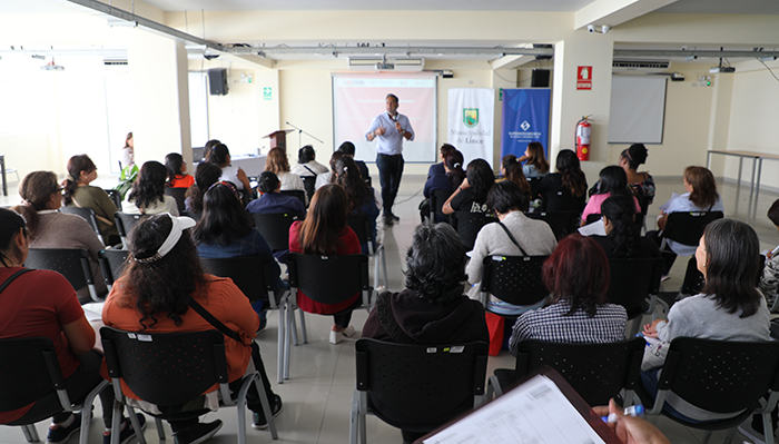 Mujeres emprendedoras de Lince fortalecen sus conocimientos financieros gracias a capacitación del MIMP y la SBS