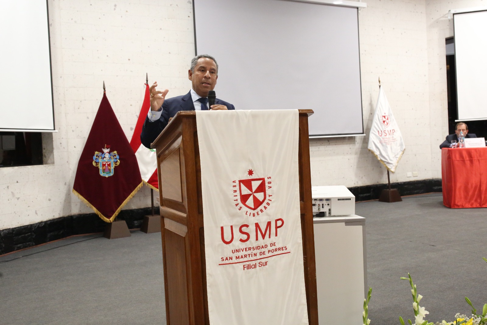 Magistrado del TC Francisco Morales fue expositor en la Agenda Constitucional/Coloquio del CEC en la USMP