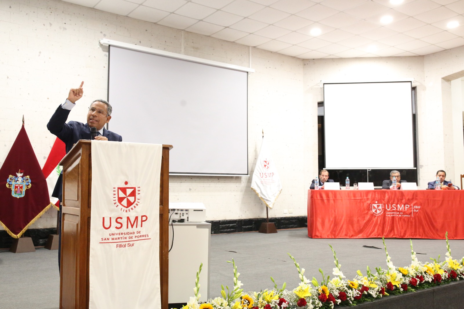 Magistrado del TC Francisco Morales fue expositor en la Agenda Constitucional/Coloquio del CEC en la USMP