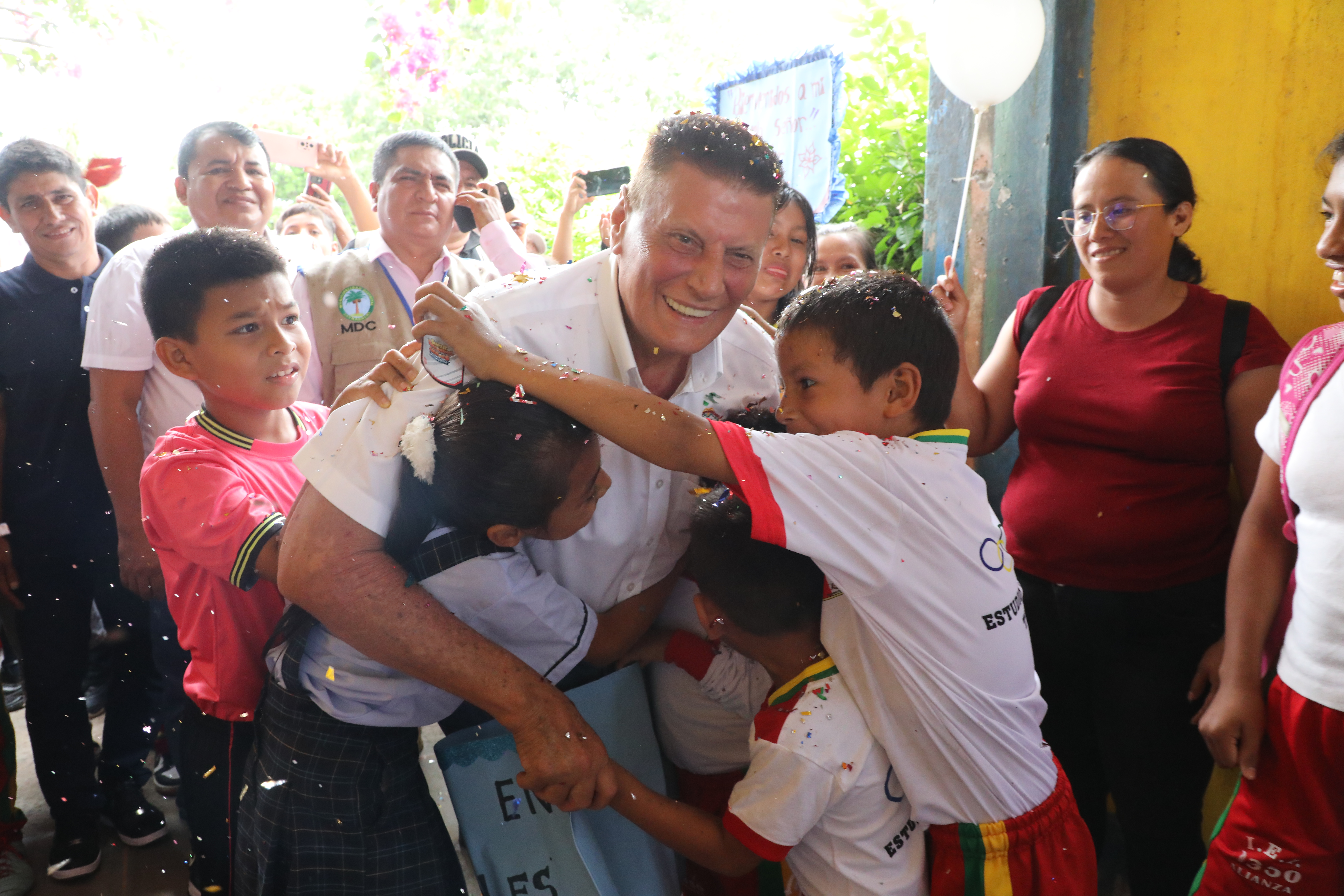 Gobernador Walter Grundel Jiménez, también entregó el local de contingencia para dicha comunidad educativa.