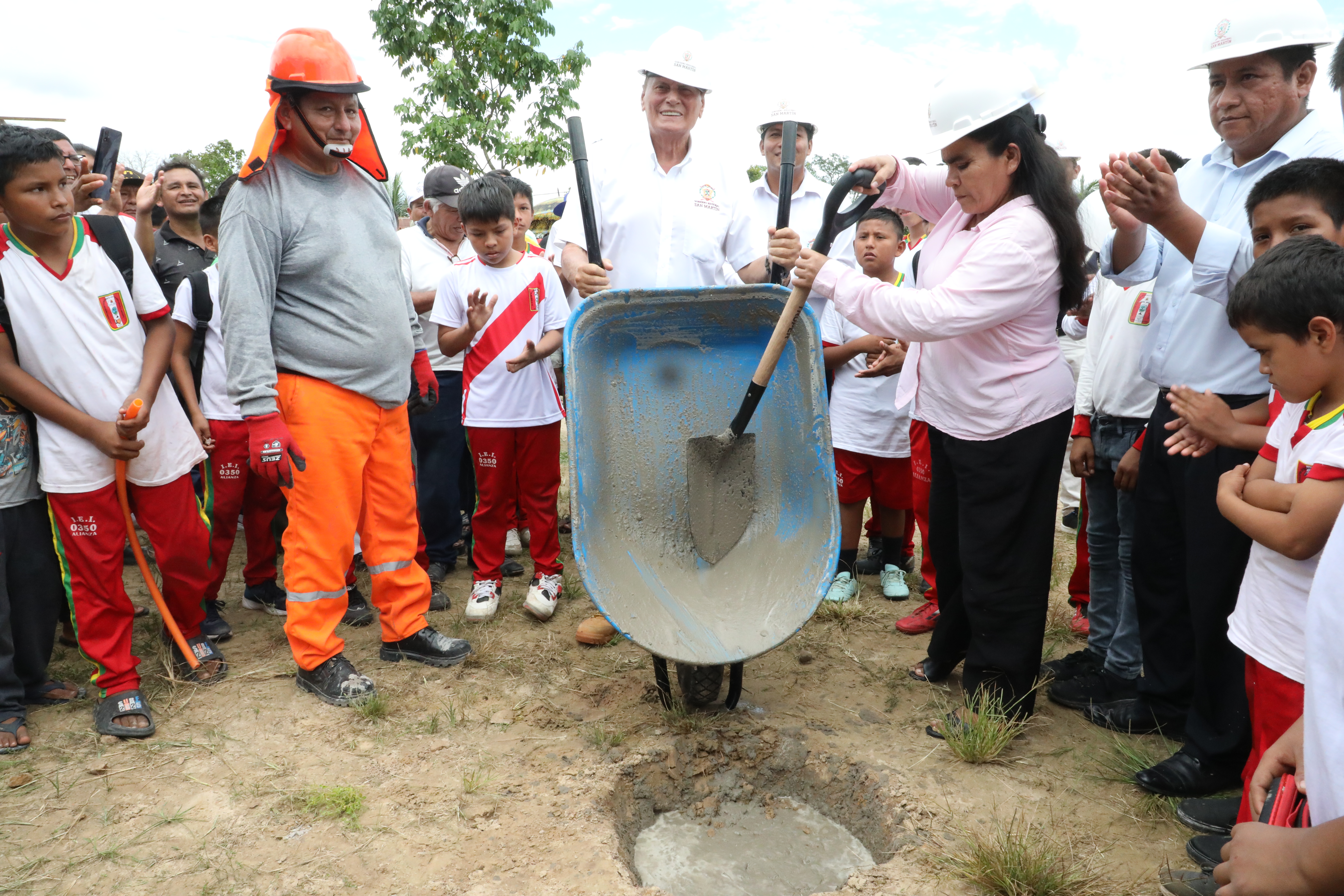 la autoridad regional entregó en forma oficial los ambientes del local temporal del colegio, que ya pueden ser usados por la comunidad educativa, mientras se construya la nueva infraestructura.