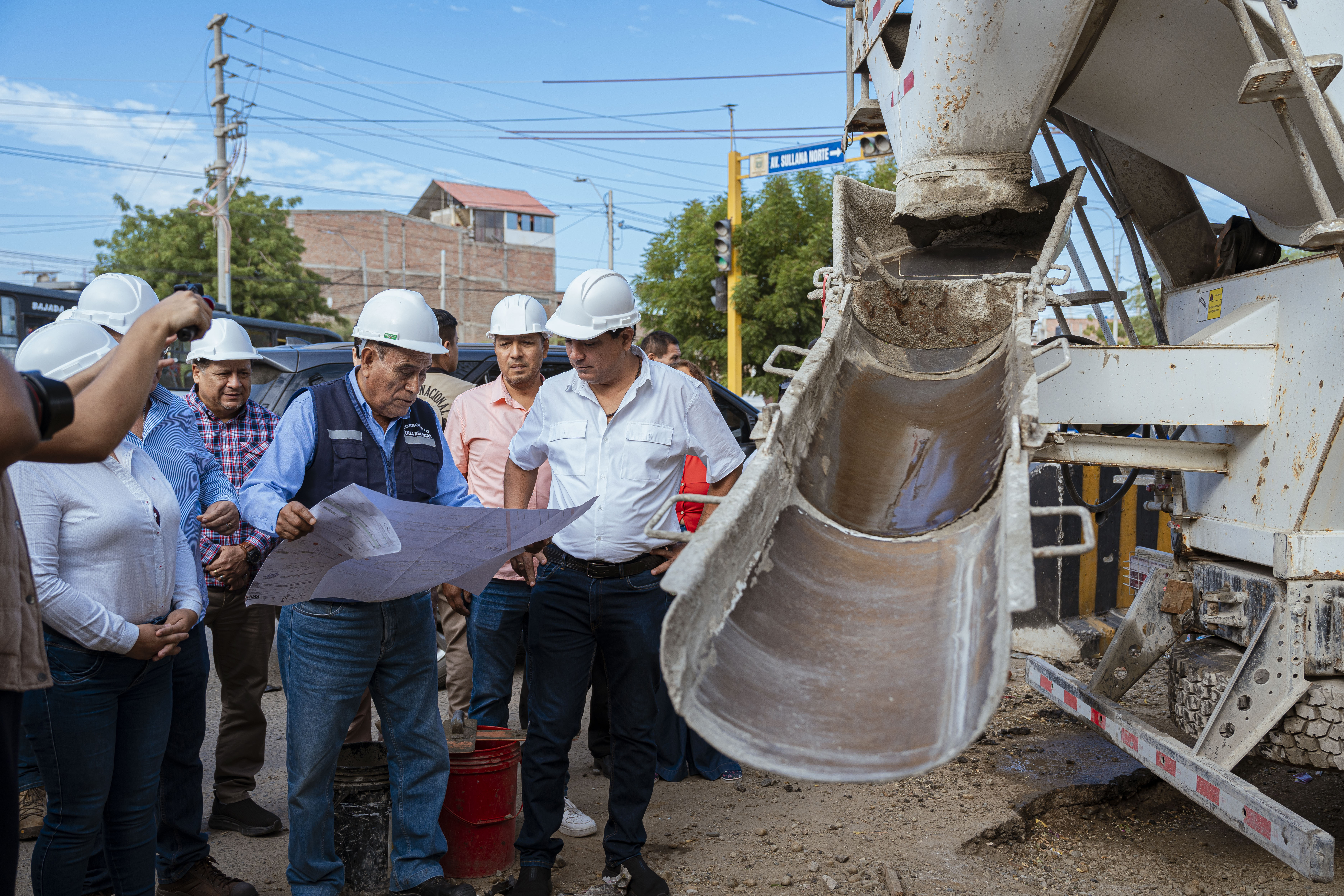 Gobernador Luis Neyra inspecciona inicio del vaciado de concreto en la avenida Sullana tramo 2