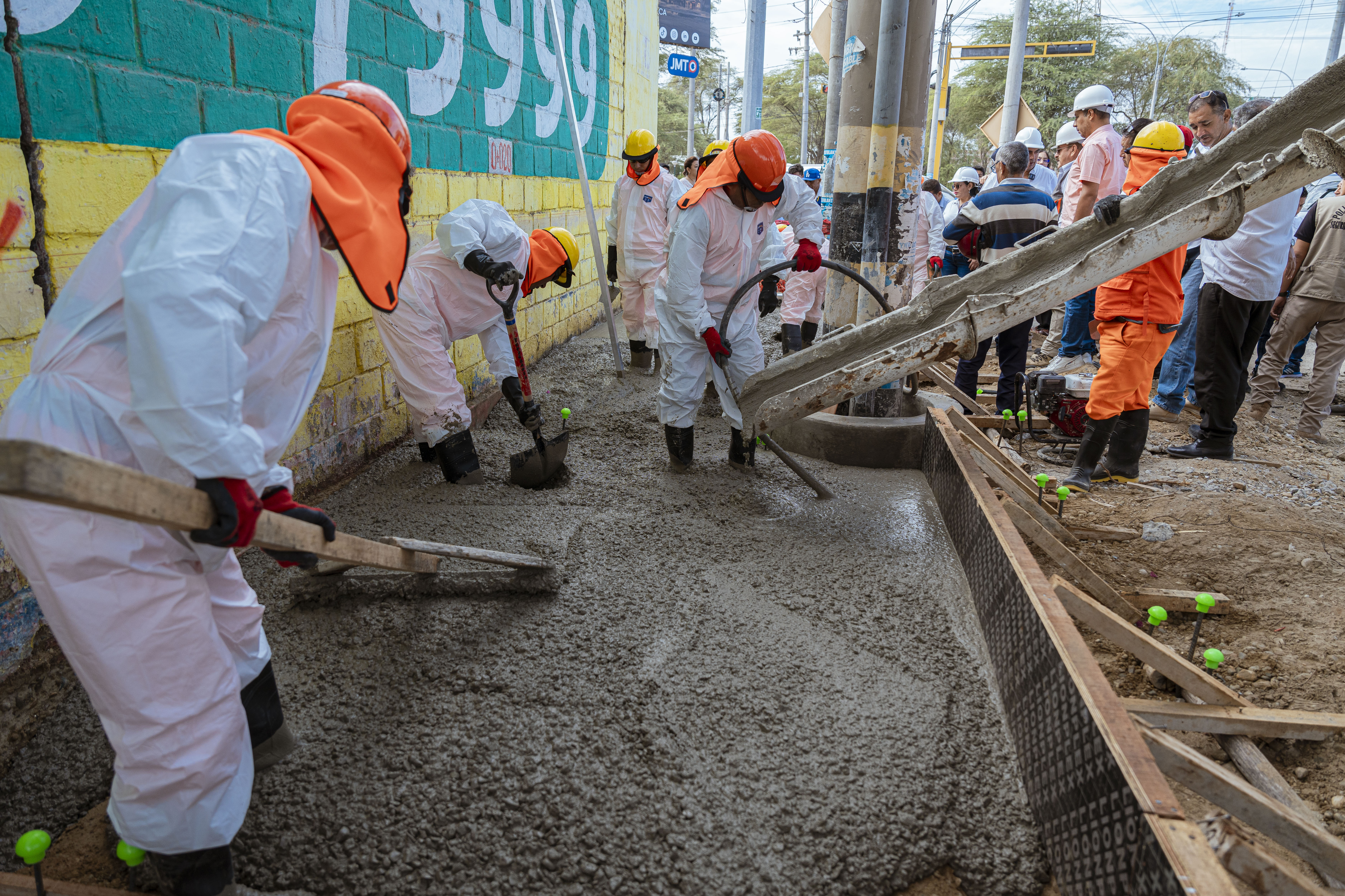 Gobernador Luis Neyra inspecciona inicio del vaciado de concreto en la avenida Sullana tramo 2
