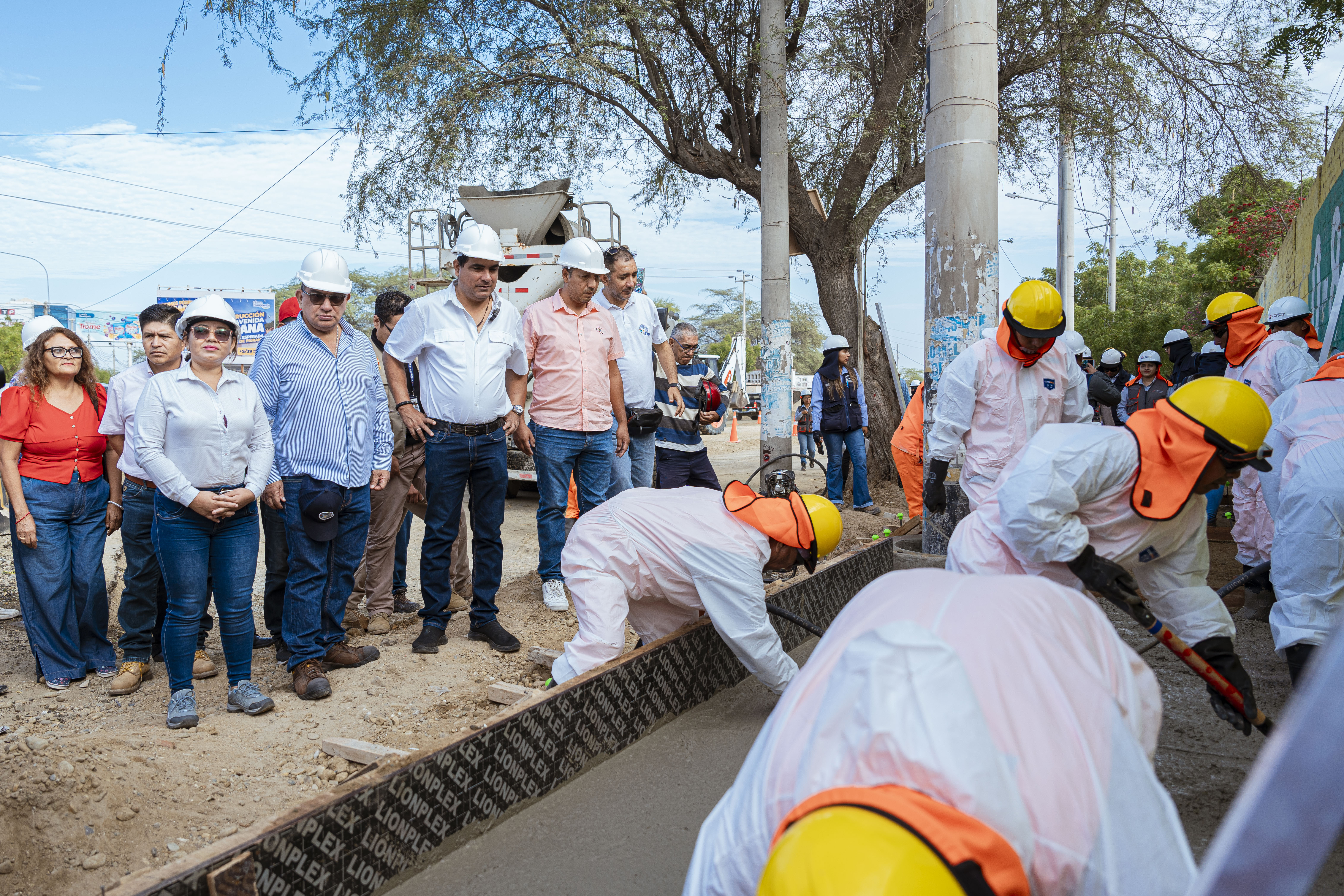 Gobernador Luis Neyra inspecciona inicio del vaciado de concreto en la avenida Sullana tramo 2