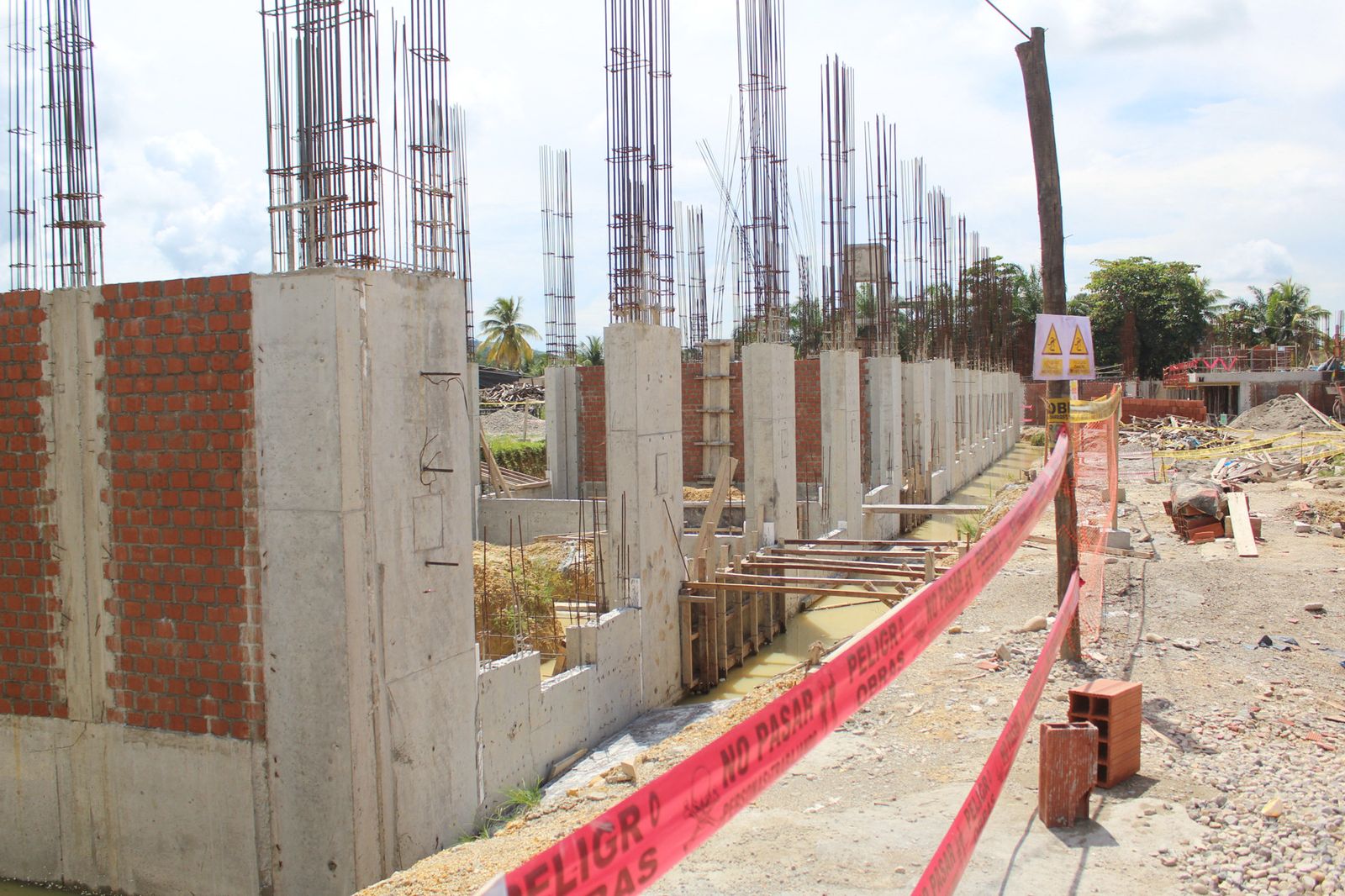 se constató la paralización injustificada de los trabajos por parte del contratista ejecutor Consorcio Educativo IPLW Tocache. Dicha paralización se habría producido desde el lunes 21 de abril del presente año, de manera unilateral y en incumplimiento del contrato de ejecución N° 002-2024-GRSM-GTAH-T-MRAH-T.