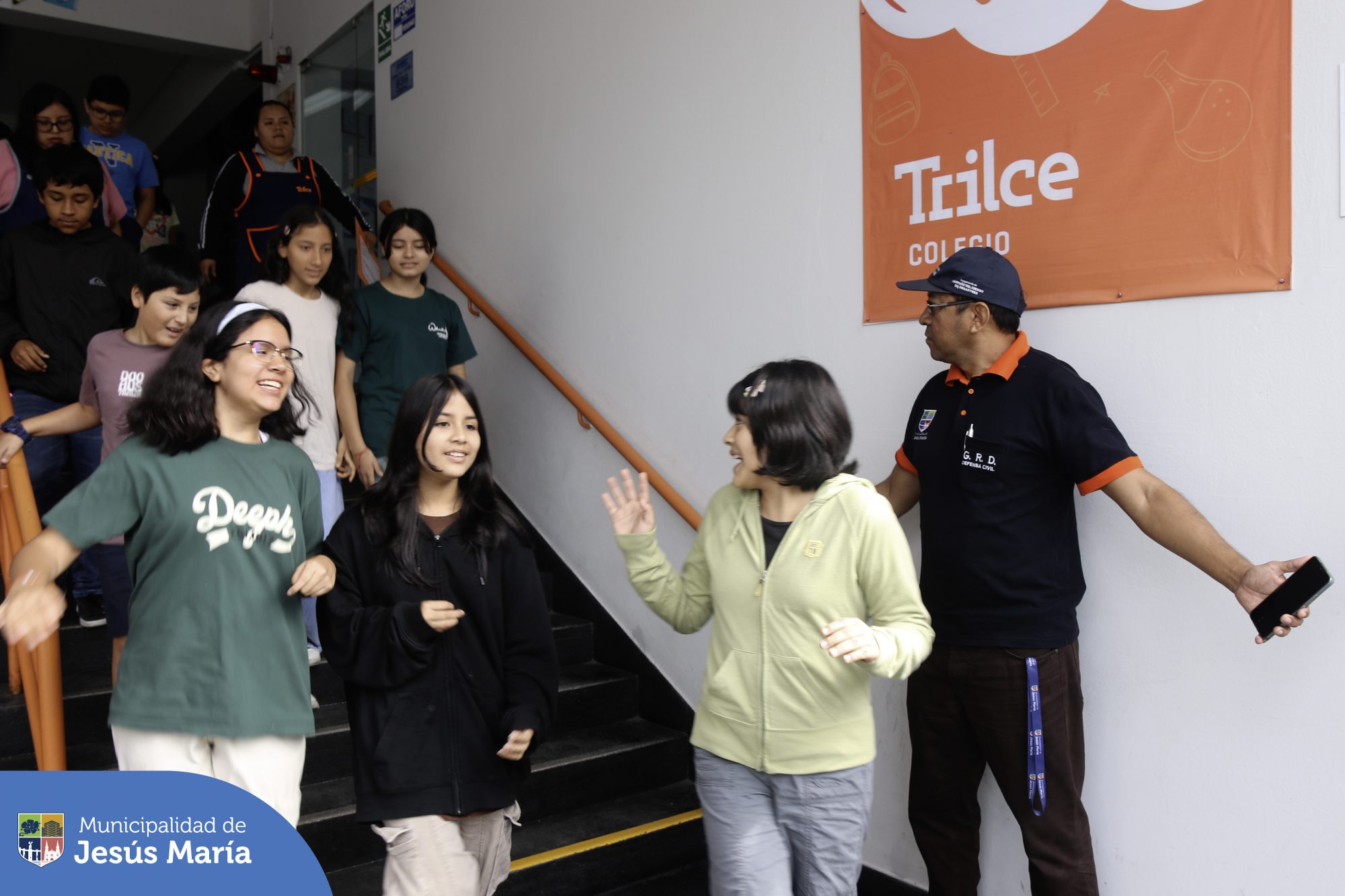Los alumnos del colegio Trilce,  participaron de un simulacro de sismo organizado por la Subgerencia de Gestión del Riesgo de Desastres, cumpliendo con todas las indicaciones y evacuando de manera ordenada y tranquila. 
A lo largo de este año escolar,  continuaremos efectuando simulacros en distintos centros educativos para fomentar la cultura de prevención y reforzar los protocolos de evacuación.