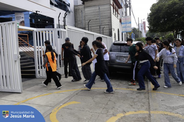 Los alumnos del colegio Trilce,  participaron de un simulacro de sismo organizado por la Subgerencia de Gestión del Riesgo de Desastres, cumpliendo con todas las indicaciones y evacuando de manera ordenada y tranquila. 
A lo largo de este año escolar,  continuaremos efectuando simulacros en distintos centros educativos para fomentar la cultura de prevención y reforzar los protocolos de evacuación.