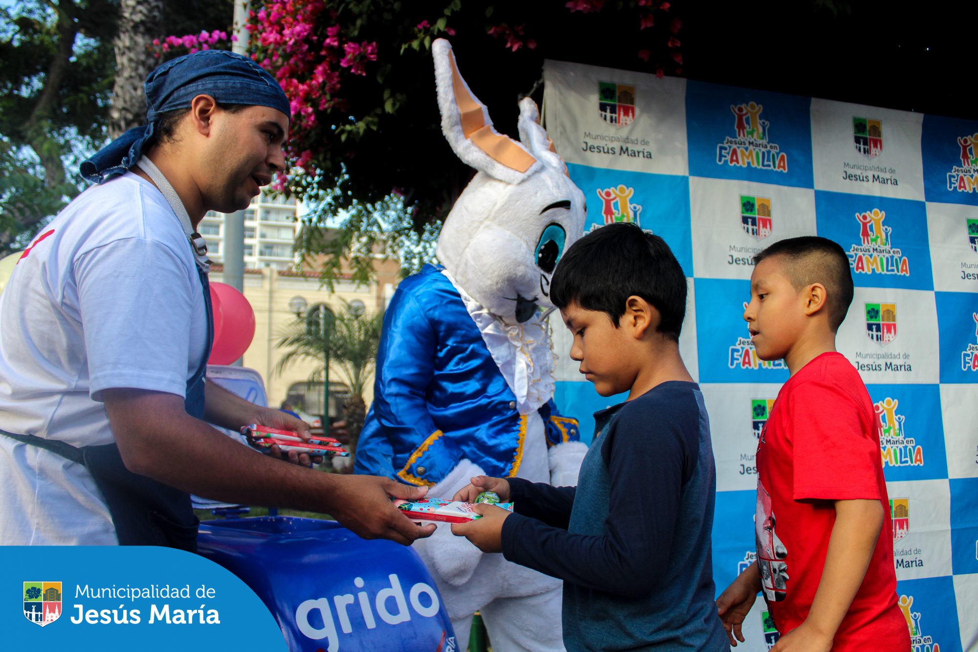 Convertimos la Plaza San José en un lugar mágico para nuestros pequeños jesusmarianos. Con mucha alegría realizamos una activación sorpresa donde niños y niñas participaron en una emocionante búsqueda de huevos de Pascua. 🥚
Gracias a todos los que se sumaron junto a sus familias y compartieron sonrisas con nosotros.
