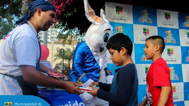 Convertimos la Plaza San José en un lugar mágico para nuestros pequeños jesusmarianos. Con mucha alegría realizamos una activación sorpresa donde niños y niñas participaron en una emocionante búsqueda de huevos de Pascua. 🥚
Gracias a todos los que se sumaron junto a sus familias y compartieron sonrisas con nosotros.