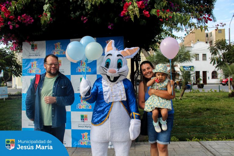 Convertimos la Plaza San José en un lugar mágico para nuestros pequeños jesusmarianos. Con mucha alegría realizamos una activación sorpresa donde niños y niñas participaron en una emocionante búsqueda de huevos de Pascua. 🥚
Gracias a todos los que se sumaron junto a sus familias y compartieron sonrisas con nosotros.