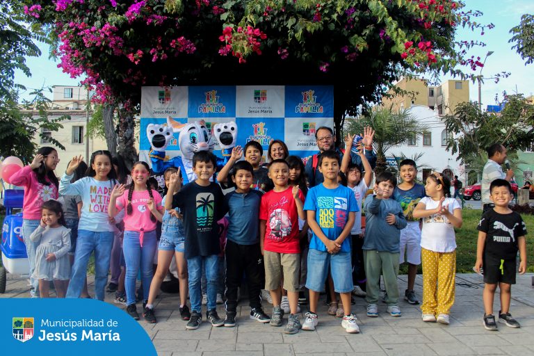 Convertimos la Plaza San José en un lugar mágico para nuestros pequeños jesusmarianos. Con mucha alegría realizamos una activación sorpresa donde niños y niñas participaron en una emocionante búsqueda de huevos de Pascua. 🥚
Gracias a todos los que se sumaron junto a sus familias y compartieron sonrisas con nosotros.