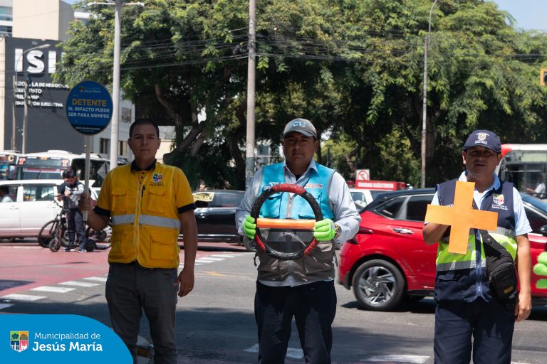 En coordinación con la Autoridad de Transporte Urbano, realizamos la campaña de sensibilización “No le des el volante al alcohol”, dirigida a conductores de transporte público y privado, así como vehículos menores.
Esta importante acción busca concientizar sobre los riesgos del consumo de alcohol al volante y fomentar una cultura de respeto y seguridad vial.
¡Seguimos trabajando por un tránsito más seguro en Jesús María!