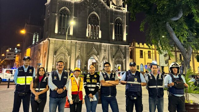 En un trabajo articulado, se realizó la Ronda Mixta de Seguridad Ciudadana en la Plaza San José y alrededores. Esta actividad preventiva contó con la participación de personal de Seguridad Ciudadana, miembros del CODISEC,  la Policía Nacional  y representantes de las Juntas Vecinales, quienes realizaron el patrullaje a pie  con el fin de prevenir y alertar posibles actos delictivos.
¡La lucha contra la inseguridad no se detiene, porque #JesúsMaríaSomosTodos!