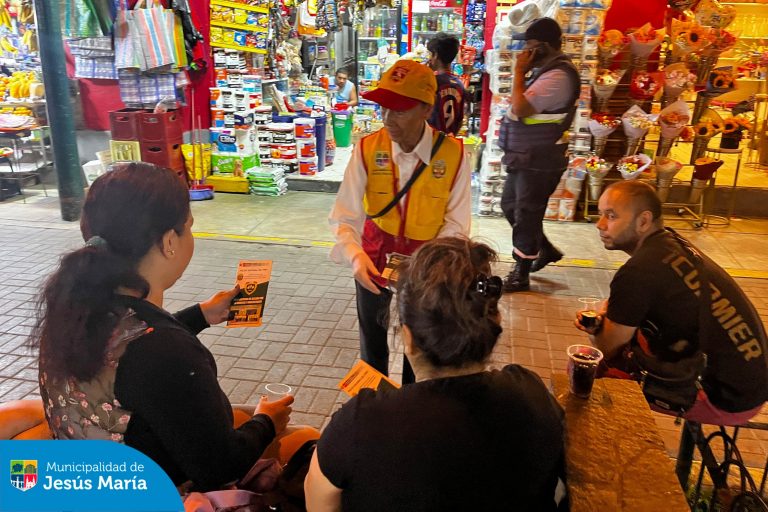 En un trabajo articulado, se realizó la Ronda Mixta de Seguridad Ciudadana en la Plaza San José y alrededores. Esta actividad preventiva contó con la participación de personal de Seguridad Ciudadana, miembros del CODISEC, la Policía Nacional y representantes de las Juntas Vecinales, quienes realizaron el patrullaje a pie con el fin de prevenir y alertar posibles actos delictivos.
¡La lucha contra la inseguridad no se detiene, porque #JesúsMaríaSomosTodos!