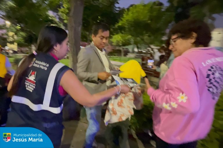 En un trabajo articulado, se realizó la Ronda Mixta de Seguridad Ciudadana en la Plaza San José y alrededores. Esta actividad preventiva contó con la participación de personal de Seguridad Ciudadana, miembros del CODISEC, la Policía Nacional y representantes de las Juntas Vecinales, quienes realizaron el patrullaje a pie con el fin de prevenir y alertar posibles actos delictivos.
¡La lucha contra la inseguridad no se detiene, porque #JesúsMaríaSomosTodos!
