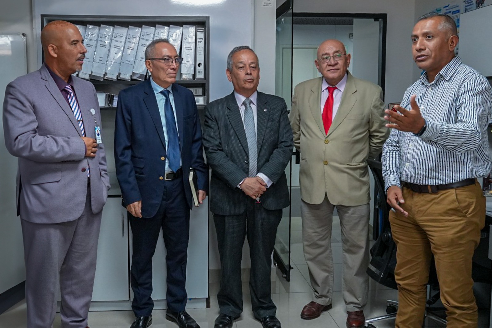 Visitan instalaciones de Seguro Saludpol