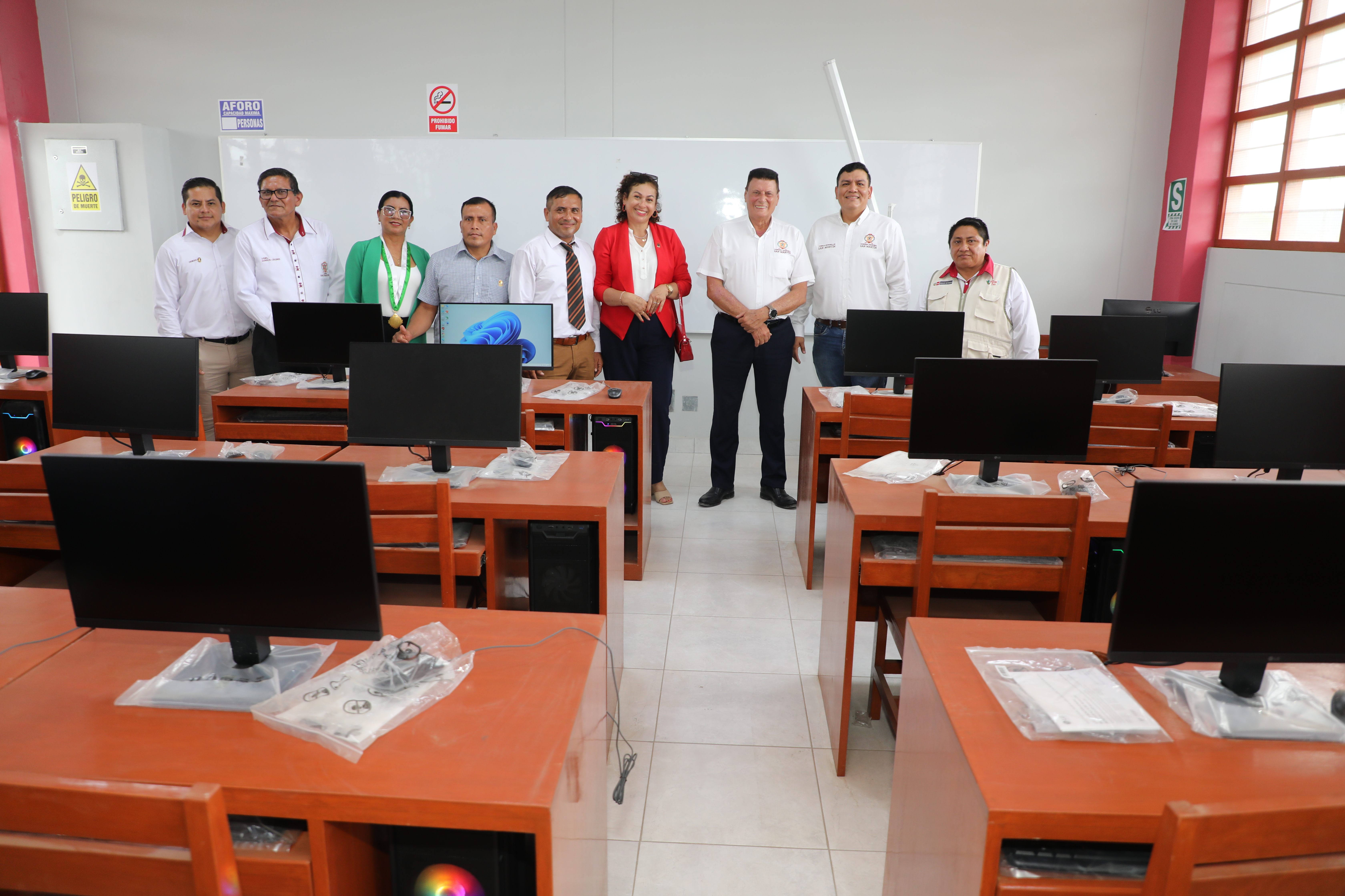 el gobernador regional manifestó que fue elegido por el pueblo para trabajar y en cumplimiento de ese encargo, el gobierno regional con el apoyo del Estado, viene haciendo inversiones a favor de la educación