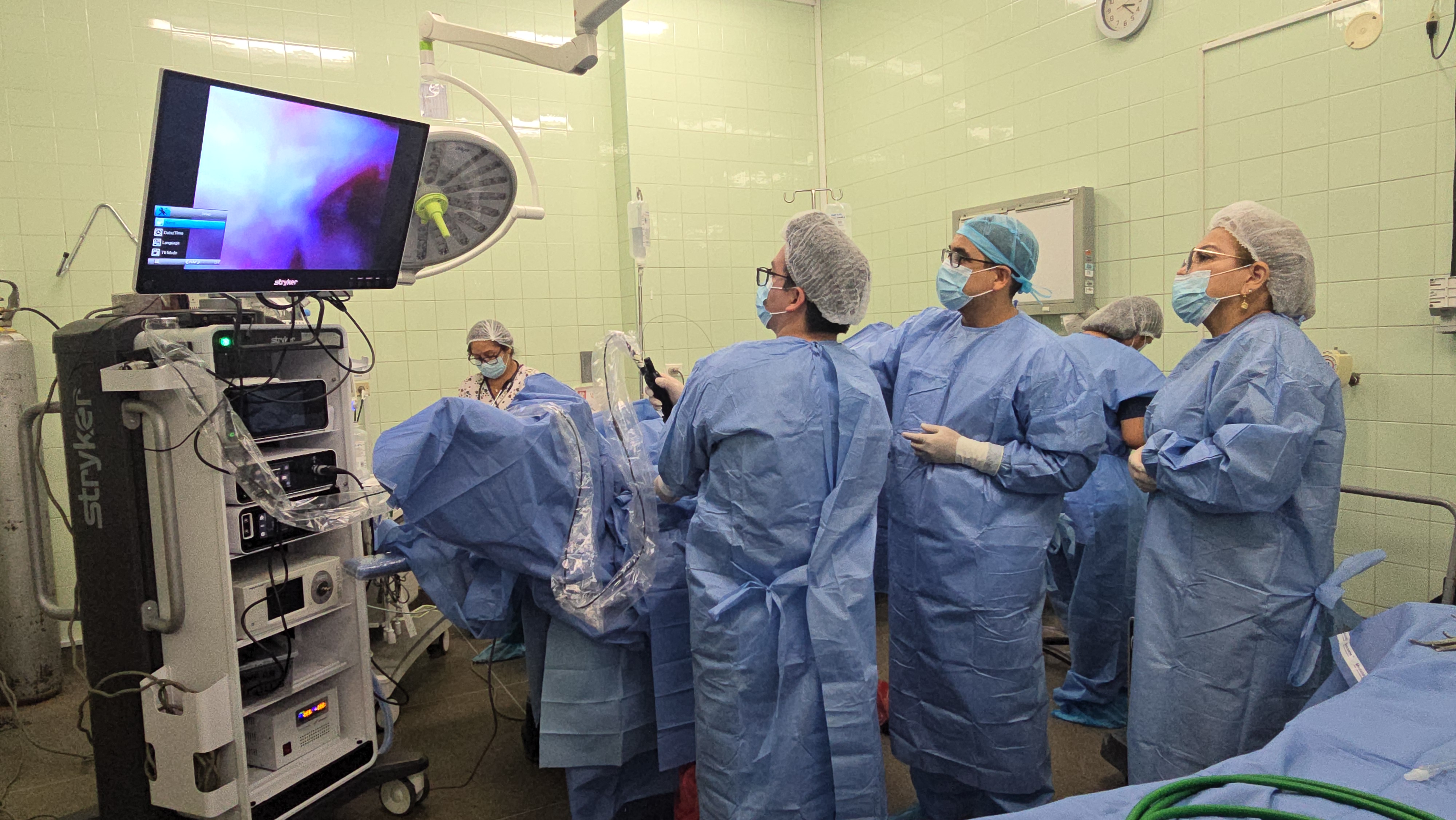 Hospital Almenara de EsSalud extrae cálculos renales complejos con técnica láser