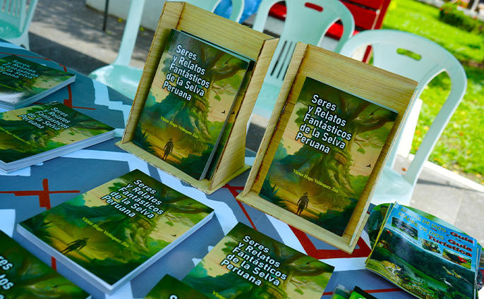 foto de exposición de arte por el Día del Libro