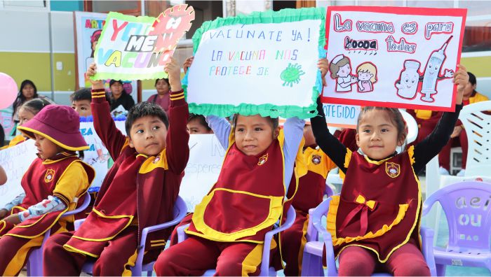 niños con carteles