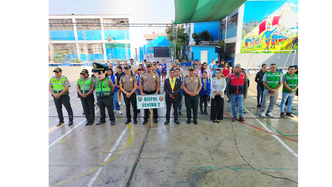 El evento contó con la destacada presencia del regidor Nelson Sadot Flores Godoy, quien brindó palabras de aliento y reconocimiento a los padres de familia que, con orgullo y vocación de servicio, asumieron su compromiso con la seguridad escolar.
También nos acompañaron autoridades clave como el director del colegio, Walter Vergara Lulo; el Cmdte. William Rey Dávila Clifford, comisario de San Cayetano; el coronel de la DIPOL, José Jesús Franco Martínez; representantes de todas las comisarías del distrito; la subprefecta distrital, Nataly Ato Pulido; y nuestras juntas vecinales.
La juramentación de los integrantes del BAPE marca un paso firme hacia una cultura de prevención, unidad y acción conjunta frente a cualquier situación de riesgo.
Desde la Municipalidad de El Agustino, reafirmamos nuestro compromiso de trabajar en equipo con las instituciones educativas, la Policía Nacional y la comunidad organizada, para construir un distrito más seguro y lleno de oportunidades para nuestros niños y jóvenes.