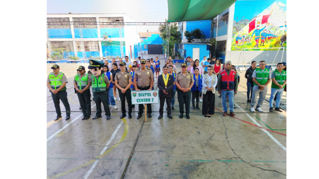 El evento contó con la destacada presencia del regidor Nelson Sadot Flores Godoy, quien brindó palabras de aliento y reconocimiento a los padres de familia que, con orgullo y vocación de servicio, asumieron su compromiso con la seguridad escolar.
También nos acompañaron autoridades clave como el director del colegio, Walter Vergara Lulo; el Cmdte. William Rey Dávila Clifford, comisario de San Cayetano; el coronel de la DIPOL, José Jesús Franco Martínez; representantes de todas las comisarías del distrito; la subprefecta distrital, Nataly Ato Pulido; y nuestras juntas vecinales.
La juramentación de los integrantes del BAPE marca un paso firme hacia una cultura de prevención, unidad y acción conjunta frente a cualquier situación de riesgo.
Desde la Municipalidad de El Agustino, reafirmamos nuestro compromiso de trabajar en equipo con las instituciones educativas, la Policía Nacional y la comunidad organizada, para construir un distrito más seguro y lleno de oportunidades para nuestros niños y jóvenes.