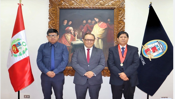 Ee magistrado del TC Gustavo Gutiérrez realizó una visita protocolar a la sede de la Corte Superior de Justicia de Moquegua y fue recibido por el presidente encargado Wilbert González Aguilar.