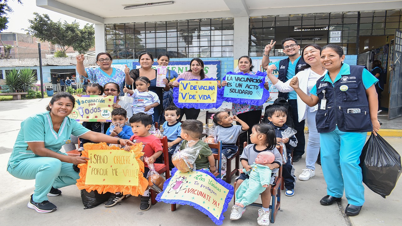 Niños portando carteles 
