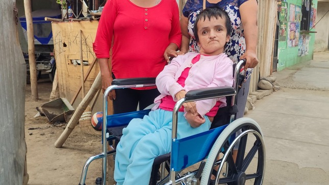Regidora y las beneficiadas posan para un foto 